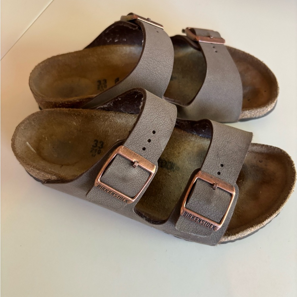 Youth-Birkenstock Sandals with Contoured Footbed and Metal Buckles
Tan color